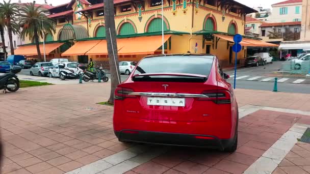 マントン フランス 2018 赤いテスラ モデル の電気自動車フレンチ リビエラのニースの広場に駐車 テスラモデル Luxury Full — ストック動画