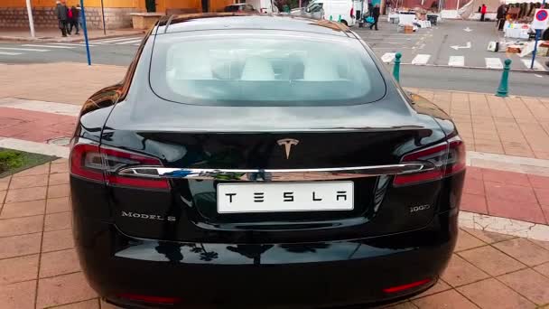 マントン フランス 2018 黒テスラ モデル の電気自動車フレンチ リビエラのニースの広場に駐車 テスラ モデル Luxury — ストック動画