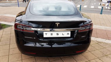 Tesla Model S elektrikli otomobil - arkadan görünüş siyah