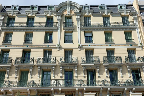 Fachada del edificio tradicional de la Riviera francesa — Foto de Stock