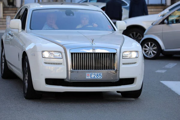 Luksusowy biały Rolls-Royce w Monako — Zdjęcie stockowe