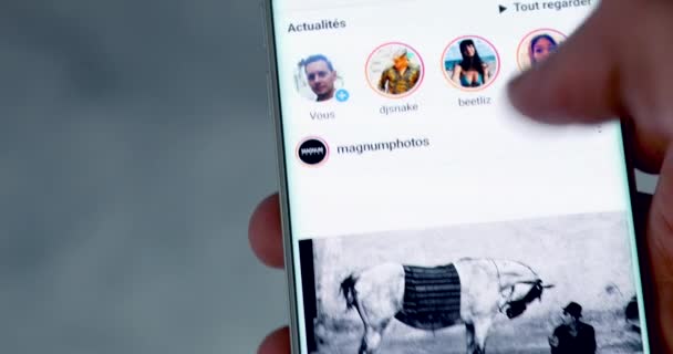 Париж Березня 2018 Людина Перевірка Instagram Сучасні Смартфон Рука Прокрутка — стокове відео