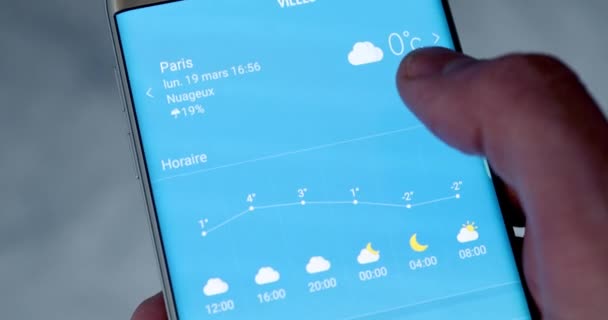 Close Man Mão Verificando Previsão Tempo Seu Smartphone Moderno Casa — Vídeo de Stock