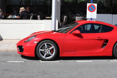 718 kırmızı Porsche Cayman S - kötü park edilmiş araba