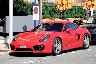 718 kırmızı Porsche Cayman S - Önden Görünüm