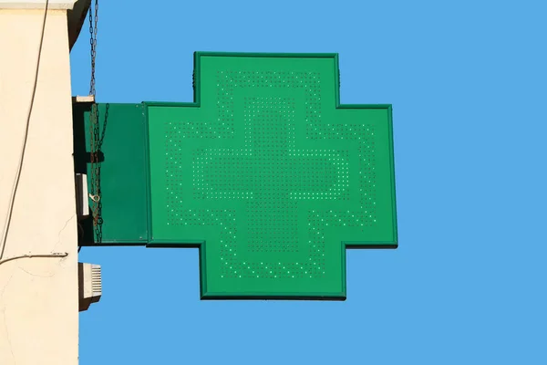Apothekenschild mit grünem Kreuz — Stockfoto