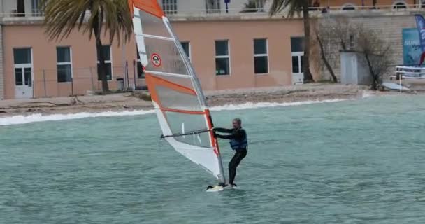 Μεντόν Γαλλία Μαρτίου 2018 Άνθρωπος Windsurfing Στα Κύματα Γαλάζια Νερά — Αρχείο Βίντεο
