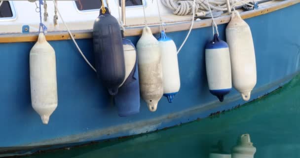 Yelkenli Yan Çamurluklar Marina Tekne Koruma Görünümü Dci Çözünürlüklü Kadar — Stok video