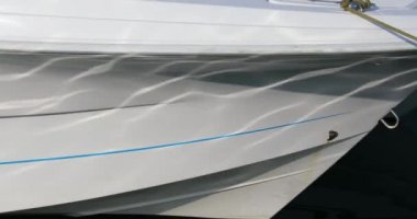 Yay ile su Yansımalar, bir teknenin yakın görünümü - Dci 4k çözünürlük