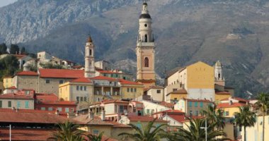 Menton eski şehir, Saint Michel Church kule ve renkli evler güzel görünümünü. Cote d'Azur, Provence, French Riviera, Fransa, Avrupa - Dci 4k çözünürlük