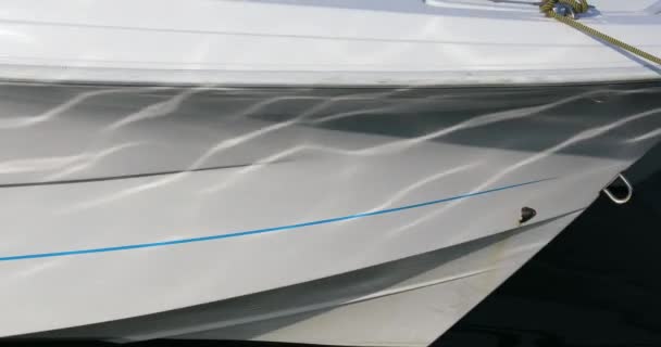 Bug Eines Bootes Mit Wasserspiegelungen Nahsicht Dci Resolution — Stockvideo