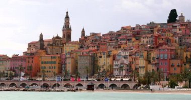 Menton, Fransa - 31 Mart 2018: Menton eski şehir, Saint Michel Church kule, plaj ve renkli evler güzel manzara. Cote d'Azur, Provence, French Riviera, Fransa, Avrupa - Dci 4k çözünürlük