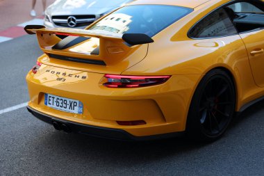 Lüks sarı Porsche 911 Gt3 arkadan görünüş