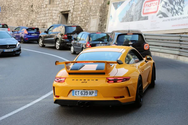 Vista posteriore gialla di lusso Porsche 911 GT3 — Foto Stock