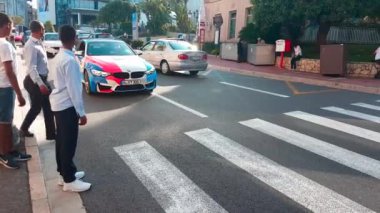 Monte-Carlo, Monaco-21 Nisan 2018: Adam beyaz Bmw M4 Monte-Carlo, Monaco Fransız Riviera - 4 k Video sokaklarında Sürüş