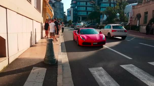 Μόντε Κάρλο Μονακό Απριλίου 2018 Άνθρωπος Οδήγησης Μια Κόκκινη Ferrari — Αρχείο Βίντεο