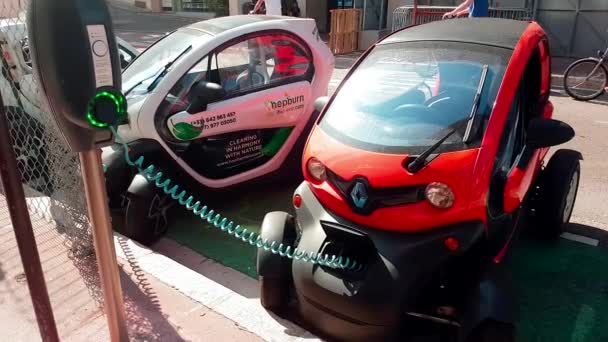 蒙特卡罗 摩纳哥 2018年4月21日 迷你法国雷诺 Twizy 电动车充电在摩纳哥街头 — 图库视频影像