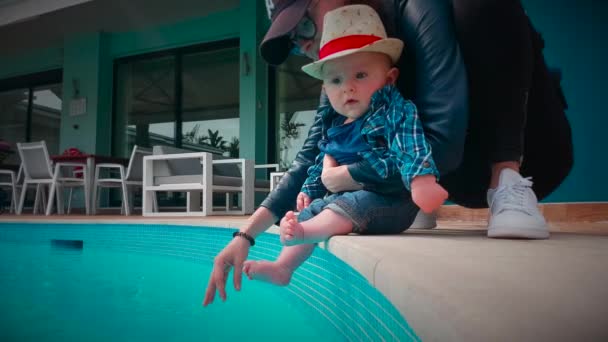 Χαριτωμένο Μωρό Αγόρι Ανακαλύπτει Νερό Στην Πισίνα Κλείνω Πάνω Θέα — Αρχείο Βίντεο