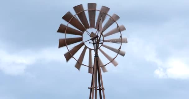 老式的老式农用金属澳大利亚风车 关闭视图 Dci 分辨率 — 图库视频影像