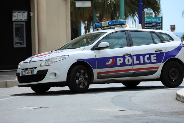 Coche de policía francés conduce rápido en el centro de la ciudad — Foto de Stock