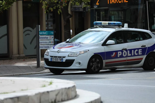 Coche de policía francés que conduce rápido en el centro de la ciudad de Menton Fran —  Fotos de Stock