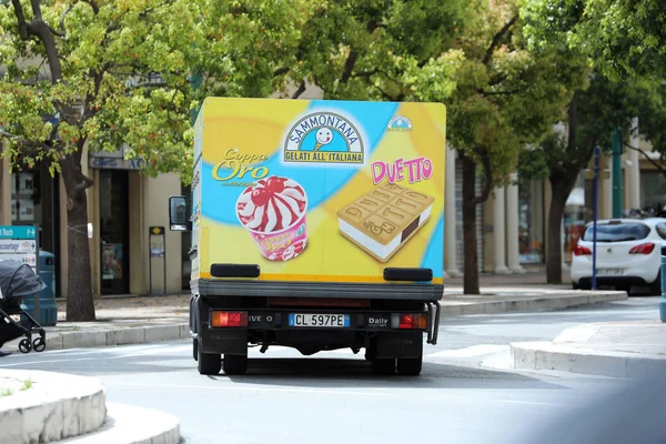 Camión italiano de helados conduciendo por la carretera en el centro de la ciudad — Foto de Stock