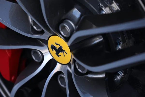 Close-up de uma Roda de um Ferrari Supercar — Fotografia de Stock
