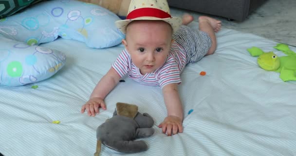 Lindo Niño Cinco Meses Con Sombrero Paja Aprendiendo Gatear Jugar — Vídeos de Stock