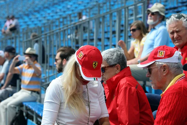 Groep van Fans en Supporters van Ferrari met Shirts en Caps — Stockfoto