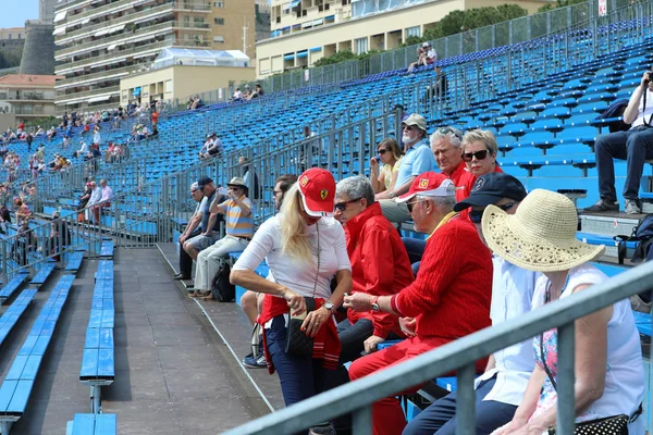 Groep van Fans en Supporters van Ferrari met Shirts en Caps — Stockfoto