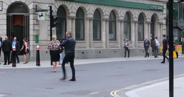 London May 2019 Office Workers Business People Walking Front Lloyds — Vídeo de stock