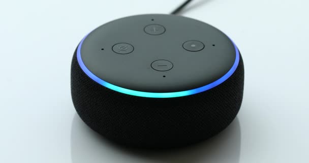 Párizs Franciaország 2019 November Amazon Echo Dot 3Rd Gen Black — Stock videók