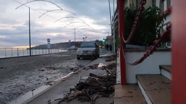フランス メントン 11月24 2019 フランスのリビエラの海の波が通りを氾濫させ 巨大な波 フランス ヨーロッパによって引き起こされる洪水のためにメントン海の前は閉鎖されます 4Kの解像度 — ストック動画