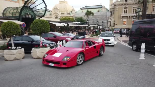 Monte Carlo モナコ 2019年11月30日 レッドフェラーリF40スーパーカーを運転している老人がモナコのモンテカルロカジノ広場に到着フランスのリビエラ フランス ヨーロッパ 4Kビデオ — ストック動画