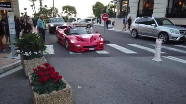 Monte Carlo Monaco November 2019 Man Kör Lyxig Röd Ferrari — Stockvideo