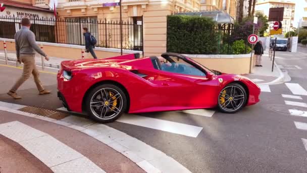 Condamine Mónaco Diciembre 2019 Hombre Aparcando Nuevo Ferrari Rojo 488 — Vídeo de stock