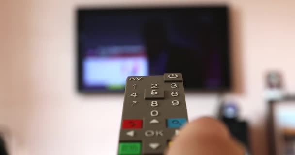 Uomo Mano Tenendo Telecomando Della Smart Canale Surf Sulla Televisione — Video Stock