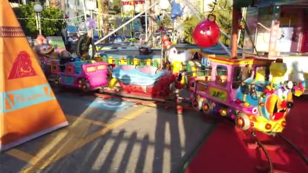 Sanremo Italia Dicembre 2019 Due Bambini Piccoli Cavalcano Colorato Cartone — Video Stock