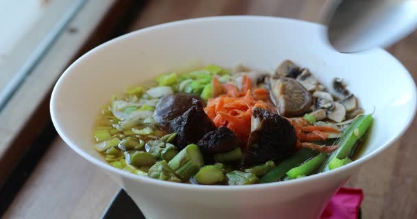 Deliciosa Sopa Fideos Vista Superior Ramen Veggie Soup Con Deliciosas — Vídeo de stock