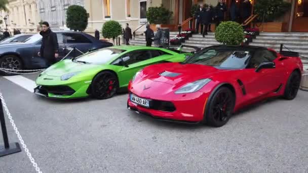 Monte Carlo Μονακό Δεκεμβρίου 2019 Δύο Πολύχρωμα Supercars Σταθμευμένα Μπροστά — Αρχείο Βίντεο
