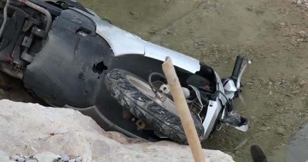 Moto Robado Abandonado Scooter Volcado Río Vista Cerca Resolución Dci — Vídeos de Stock