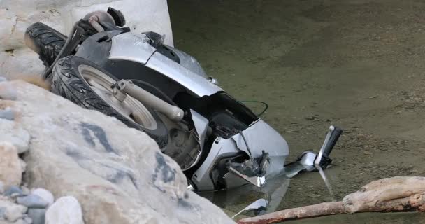 Terk Edilmiş Çalıntı Scooter Motosiklet Nehre Atıldı Görüntüyü Kapat Dci — Stok video