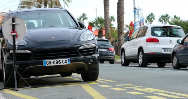 Menton Frankrijk Januari 2020 Luxe Zwarte Porsche Cayenne Suv Geparkeerd — Stockvideo