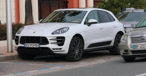 Menton Γαλλία Ιανουαρίου 2020 White Porsche Macan Five Door Luxury — Αρχείο Βίντεο