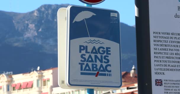 Menton Francia Enero 2020 Smoking Beach Sign Buildings Mountain Background — Vídeo de stock