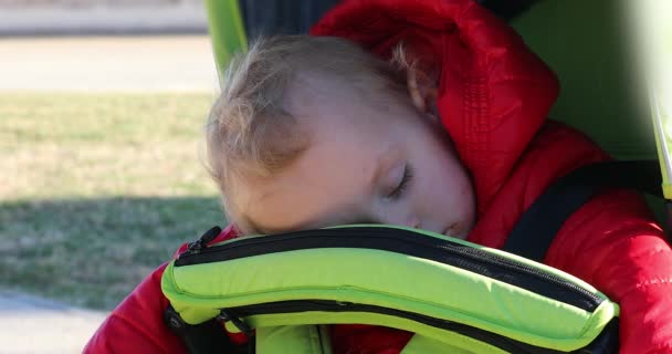 Sevimli Sarışın Oğlan Yaşında Dışarıda Bebek Arabasında Uyuyor Portreyi Kapat — Stok video