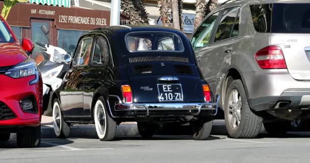 Старый Черный 500 Литровый Винтажный Автомобиль Rear View Припаркованный Улице — стоковое видео