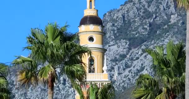 Prachtige Kerkklokkentoren Van Michel Archange Met Palmbomen Menton Aan Franse — Stockvideo