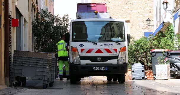 Saint Tropez Francie Září 2019 Small Nissan Cabstar Garbage Truck — Stock video