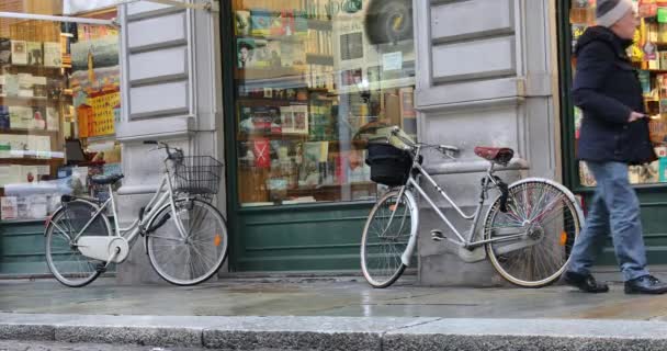 Parma Italy 2020年1月18日 自転車を外に駐車させた独立系書店の窓イタリア パルマ ヨーロッパ クローズアップビュー Dci 4Kビデオ — ストック動画